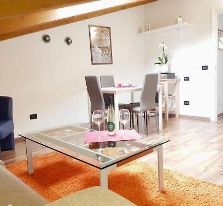 Casa Vacanza Zaira & Claudio Pianello Del Lario Exteriör bild